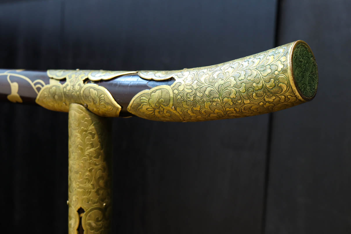 極上!! 黒漆に蒔絵が絢爛優美な組み立て式衣桁　DC8077