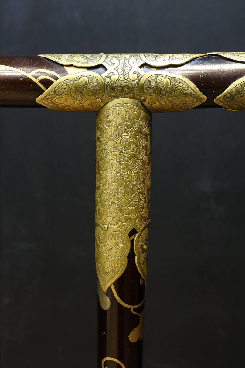 極上!! 黒漆に蒔絵が絢爛優美な組み立て式衣桁　DC8077