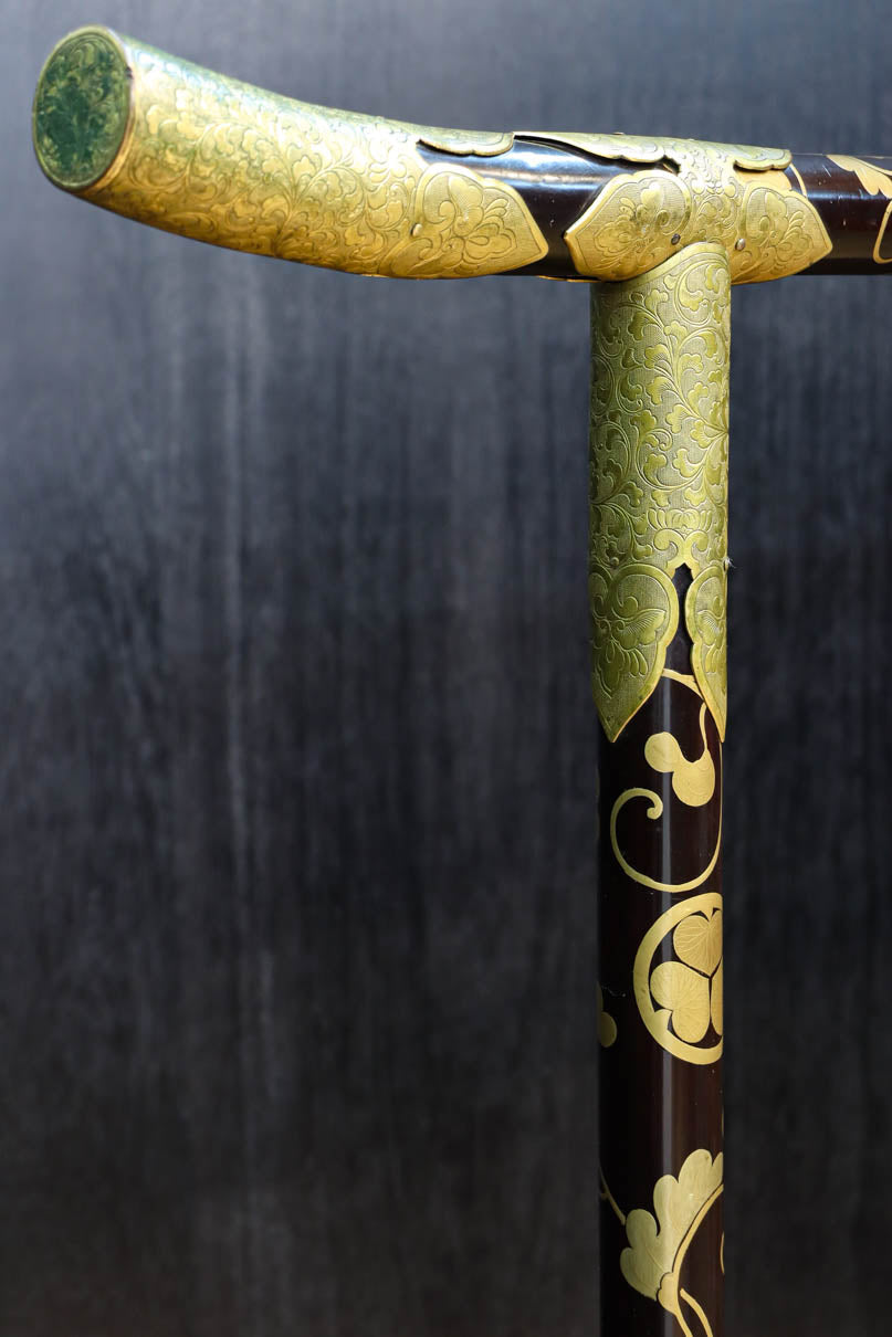 極上!! 黒漆に蒔絵が絢爛優美な組み立て式衣桁　DC8077