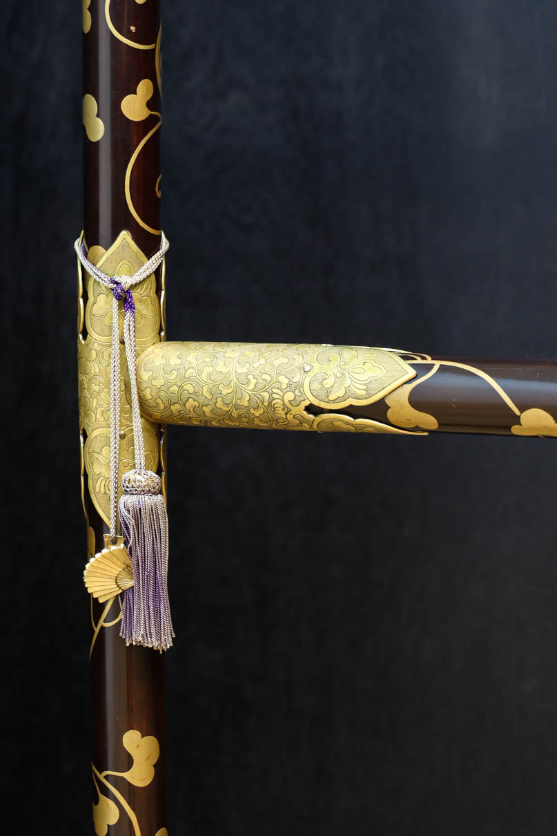 極上!! 黒漆に蒔絵が絢爛優美な組み立て式衣桁　DC8077