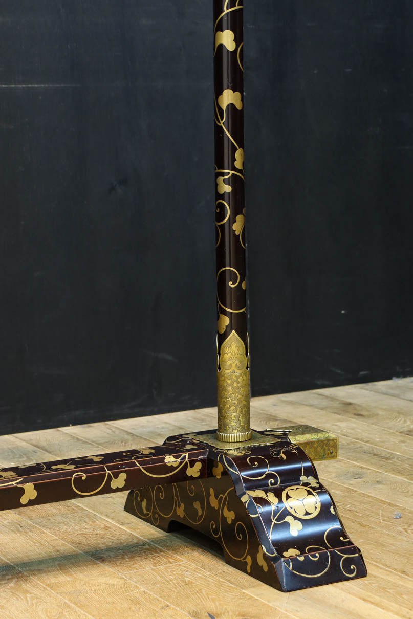 極上!! 黒漆に蒔絵が絢爛優美な組み立て式衣桁　DC8077