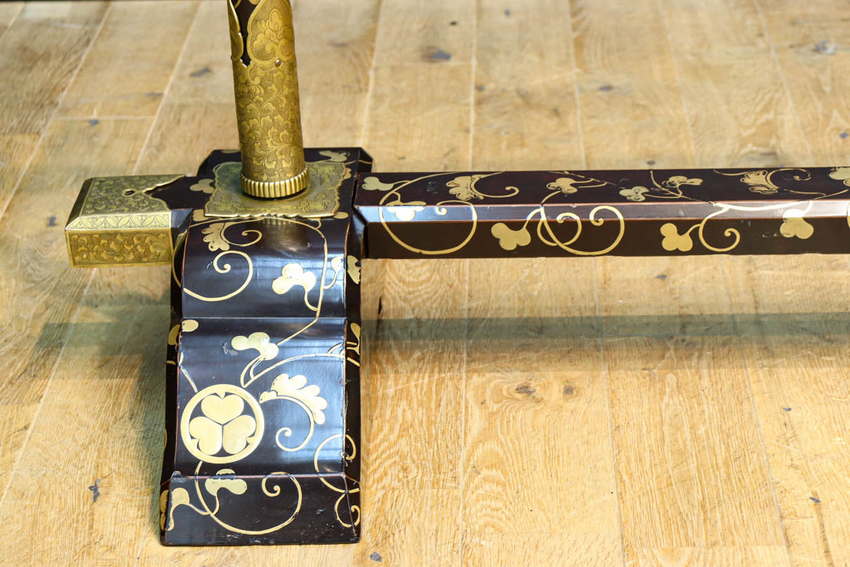 極上!! 黒漆に蒔絵が絢爛優美な組み立て式衣桁　DC8077