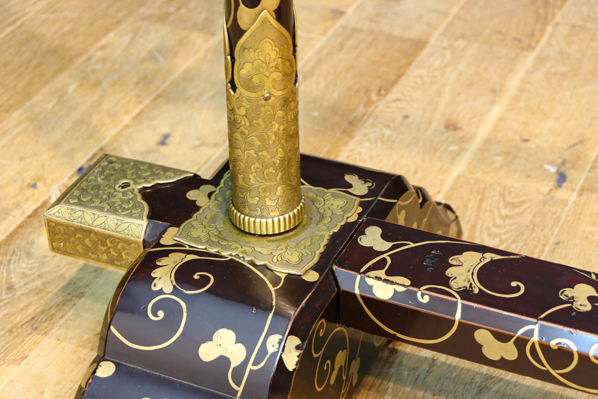 極上!! 黒漆に蒔絵が絢爛優美な組み立て式衣桁　DC8077