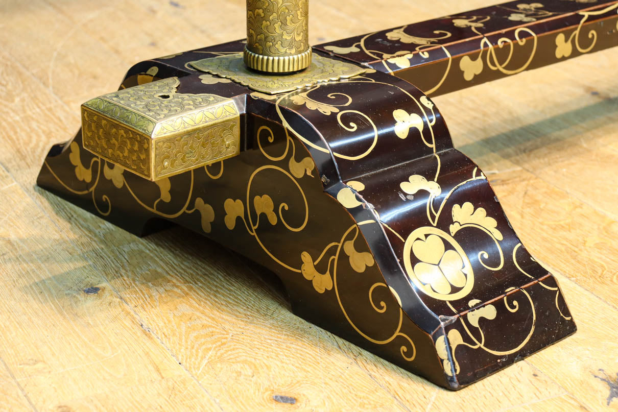 極上!! 黒漆に蒔絵が絢爛優美な組み立て式衣桁　DC8077