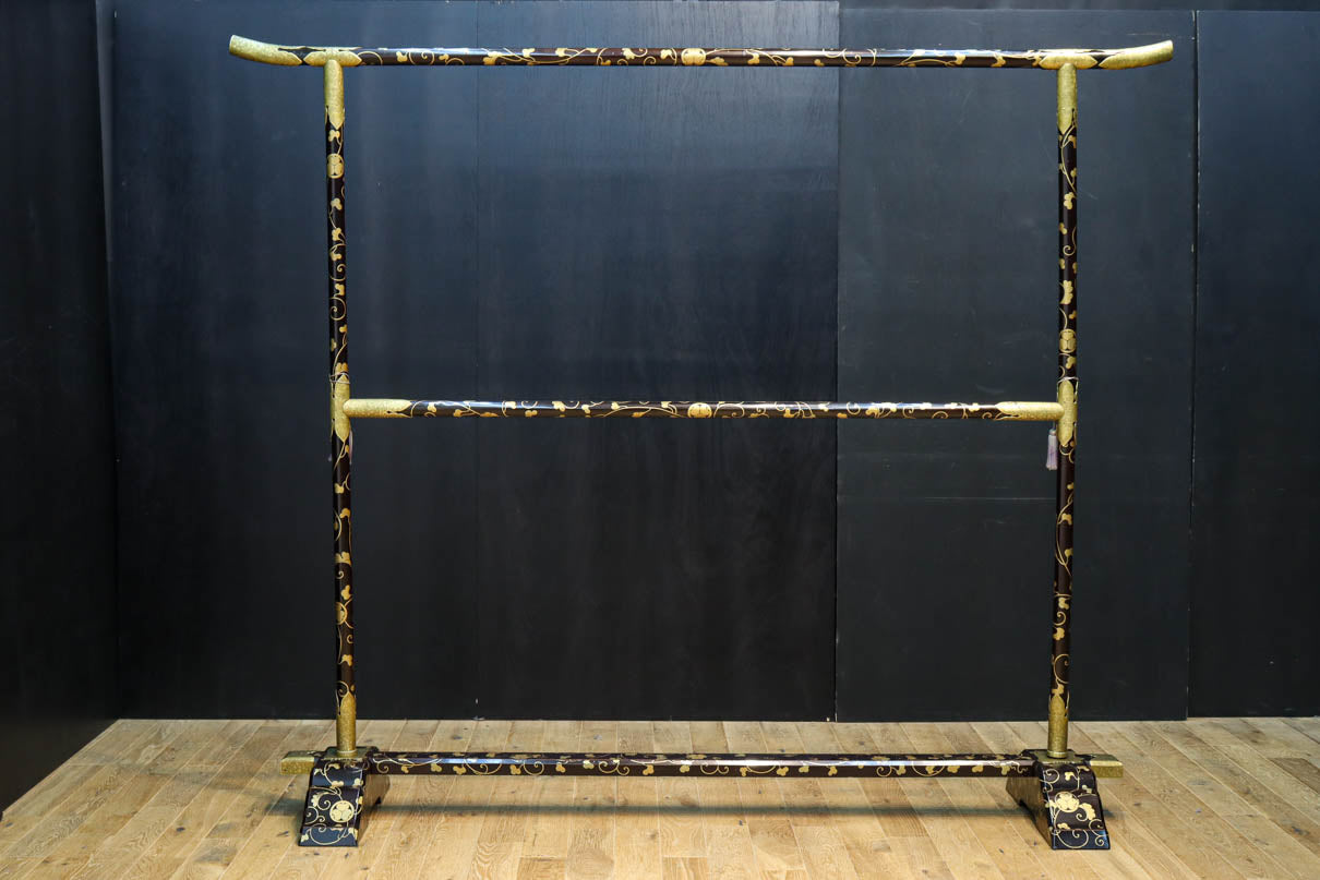 極上!! 黒漆に蒔絵が絢爛優美な組み立て式衣桁　DC8077