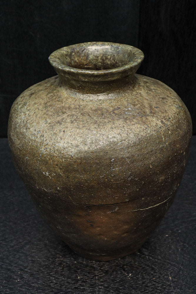 時代を重ねた味わいある壺型の花器　DC8078