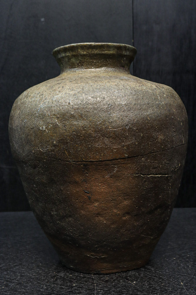 時代を重ねた味わいある壺型の花器　DC8078