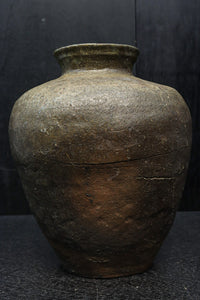 時代を重ねた味わいある壺型の花器　DC8078