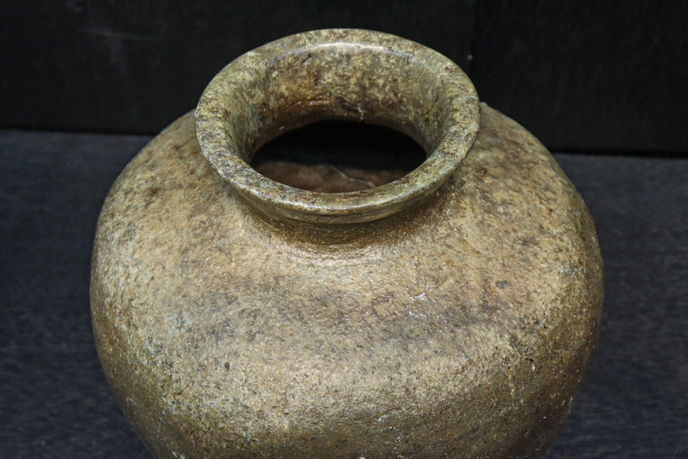 時代を重ねた味わいある壺型の花器　DC8078