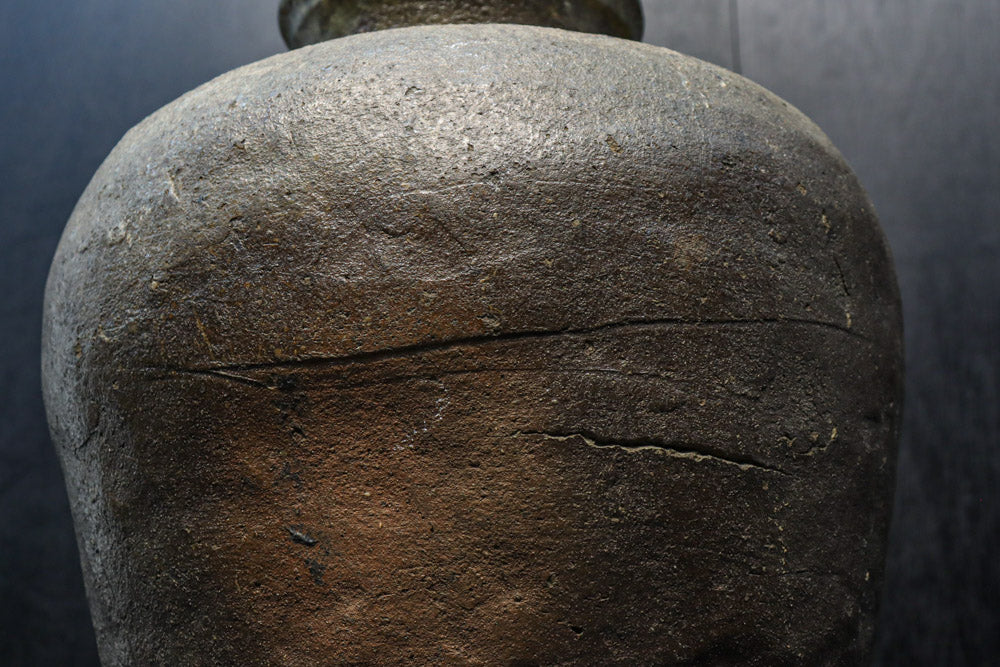 時代を重ねた味わいある壺型の花器　DC8078