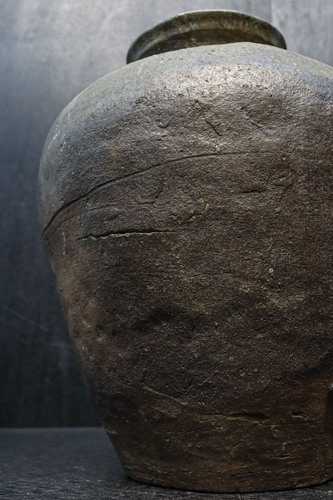 時代を重ねた味わいある壺型の花器　DC8078