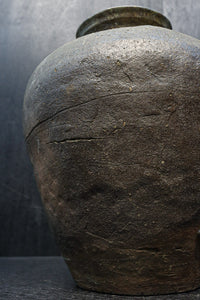 時代を重ねた味わいある壺型の花器　DC8078