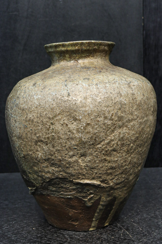 時代を重ねた味わいある壺型の花器　DC8078