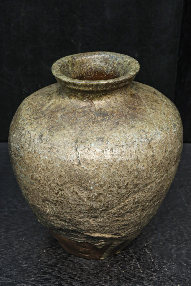 時代を重ねた味わいある壺型の花器　DC8078