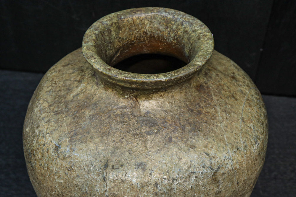 時代を重ねた味わいある壺型の花器　DC8078