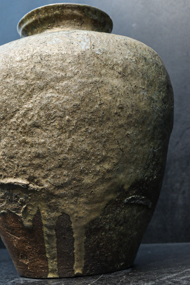 時代を重ねた味わいある壺型の花器　DC8078