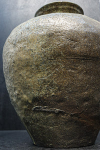 時代を重ねた味わいある壺型の花器　DC8078