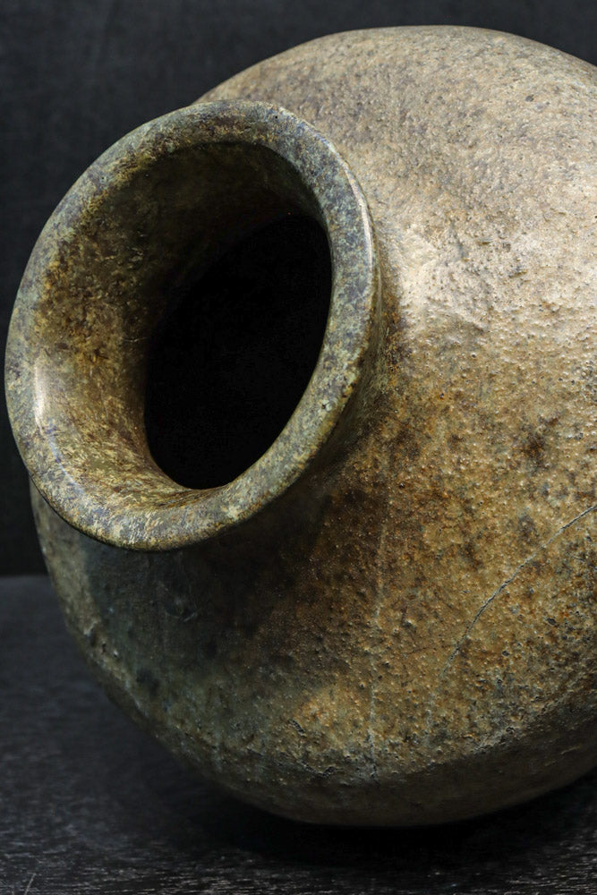 時代を重ねた味わいある壺型の花器　DC8078