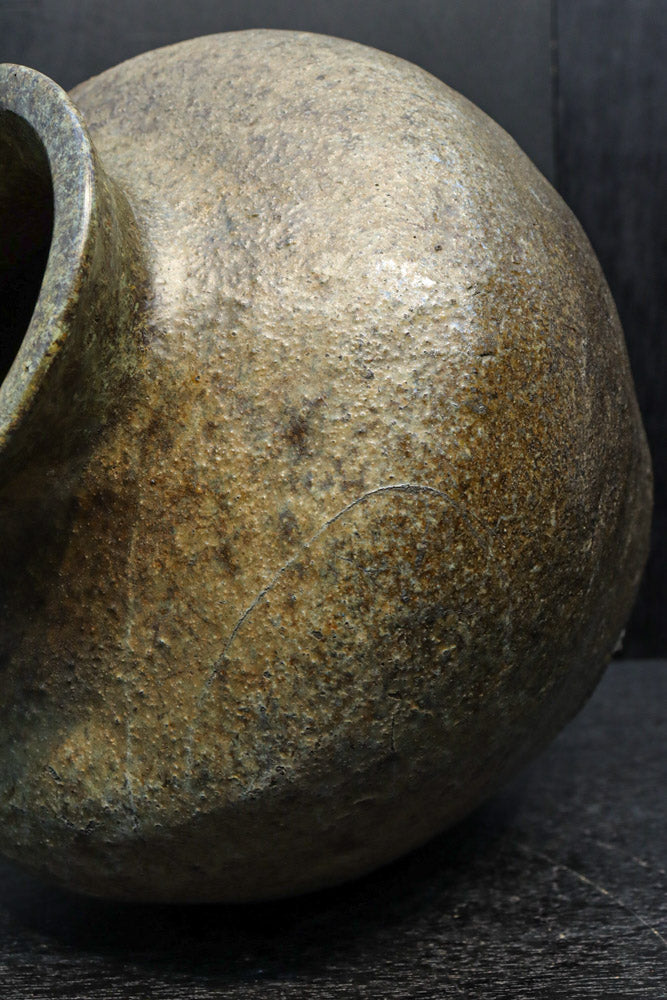 時代を重ねた味わいある壺型の花器　DC8078