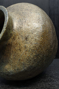 時代を重ねた味わいある壺型の花器　DC8078