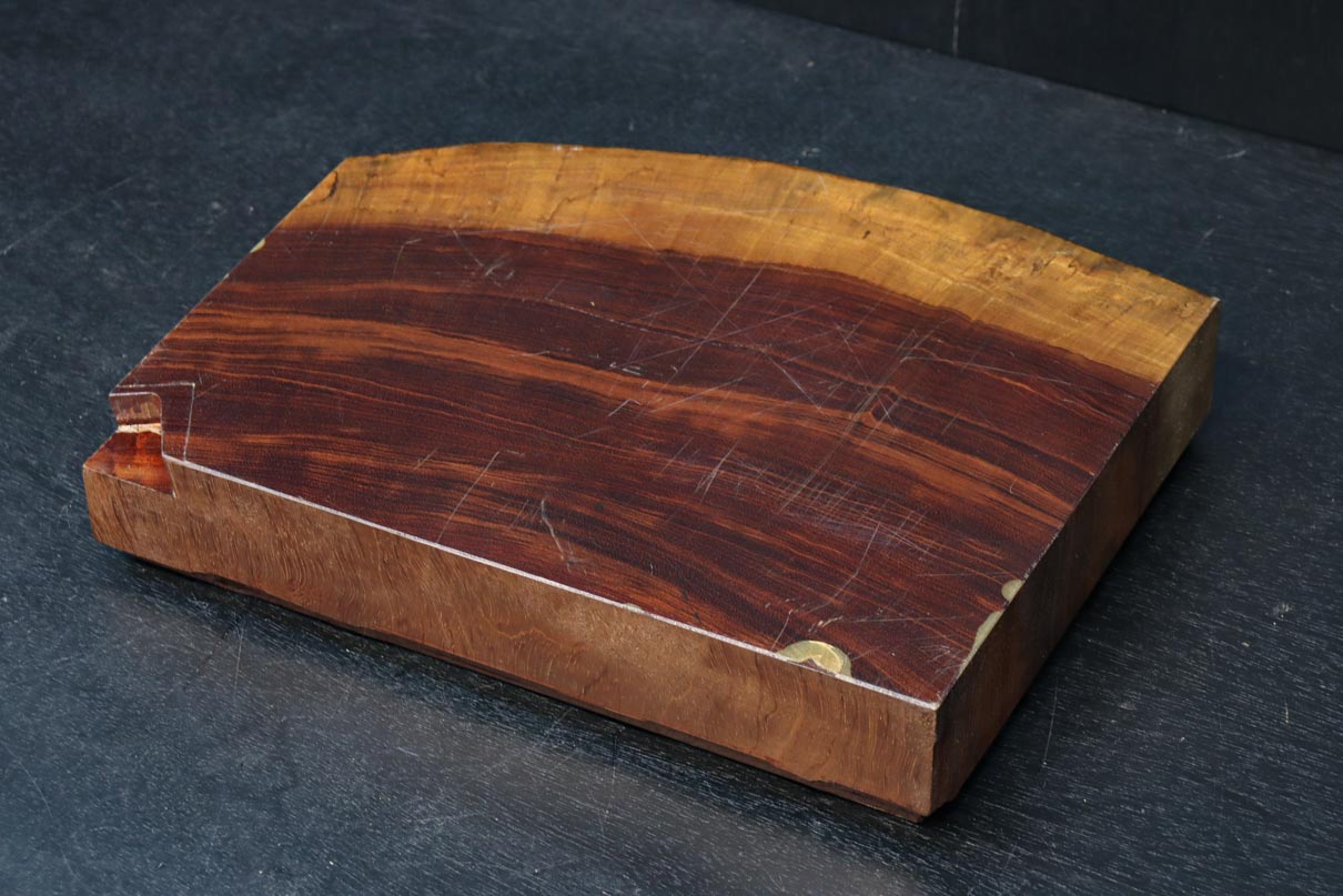 切株の雰囲気を残す厚みのある敷板　DC8079