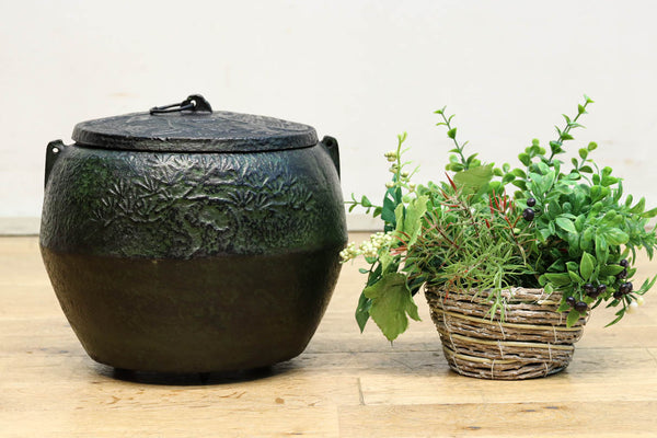 味わいをました色彩が魅力の重厚な消壺　DC8083