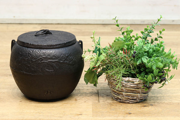 小槌や松の絵柄で縁起を担ぐ小さめサイズの消壺　DC8084