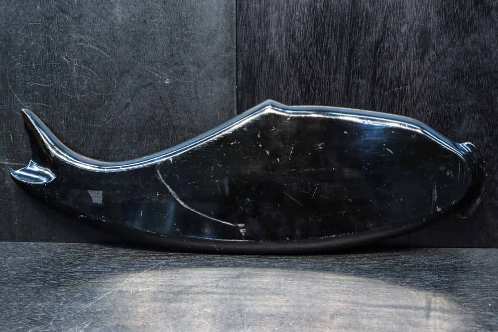 鯉をモチーフにした朱漆の長盆　DC8089