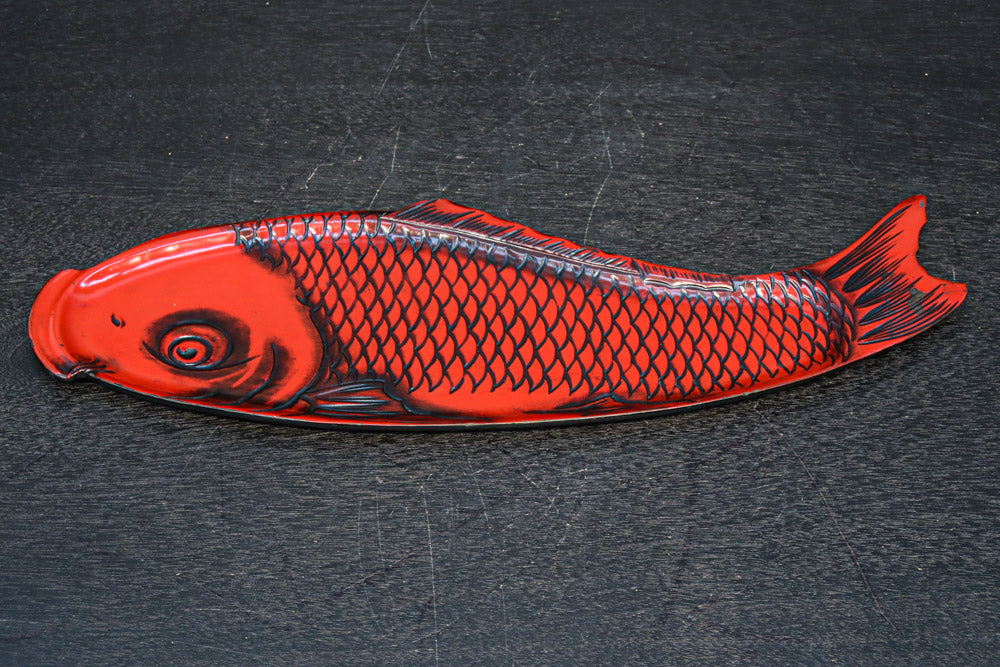 鯉をモチーフにした朱漆の長盆　DC8089