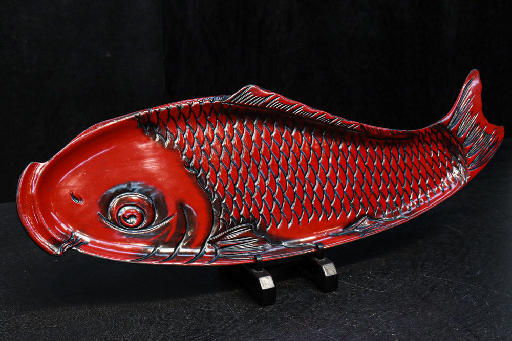 鯉をモチーフにした朱漆の長盆　DC8089