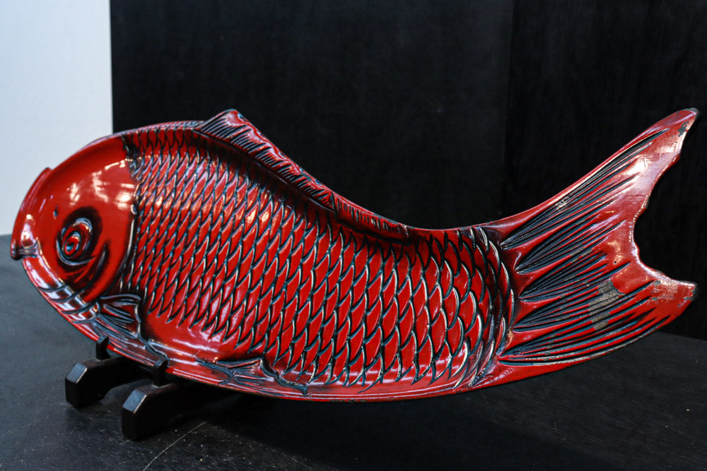 鯉をモチーフにした朱漆の長盆　DC8089