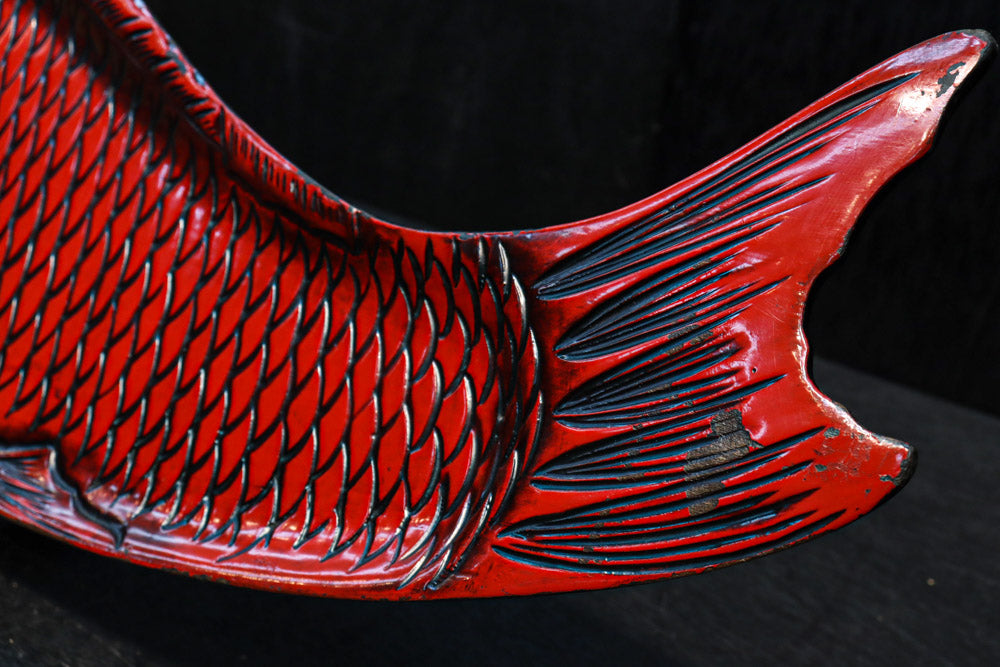 鯉をモチーフにした朱漆の長盆　DC8089