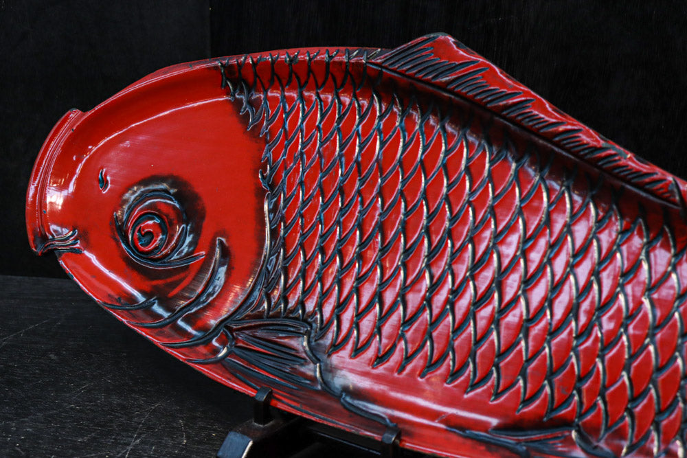 鯉をモチーフにした朱漆の長盆　DC8089