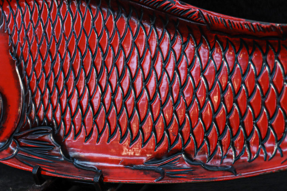 鯉をモチーフにした朱漆の長盆　DC8089