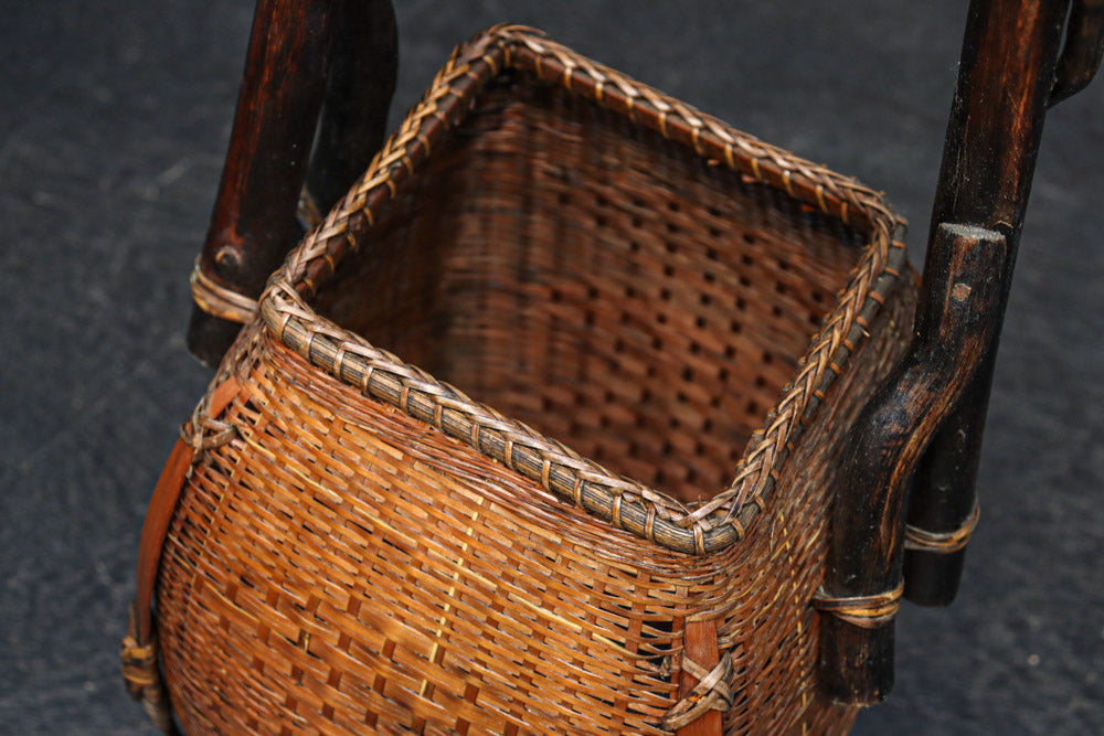 自然の風合いが趣きを感じさせてくれる花カゴ　DC8095