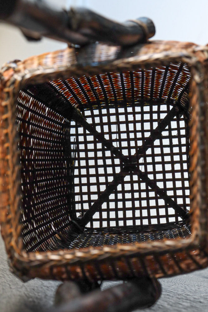 自然の風合いが趣きを感じさせてくれる花カゴ　DC8095