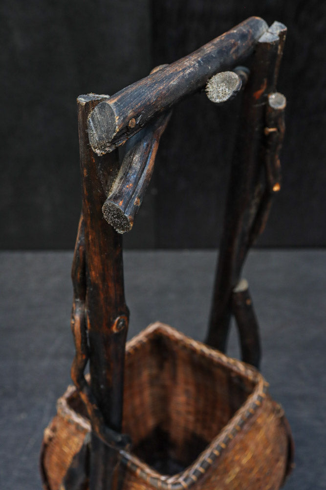 自然の風合いが趣きを感じさせてくれる花カゴ　DC8095