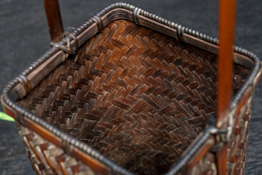 角カゴのすっきりとしたデザインの花カゴ　DC8096