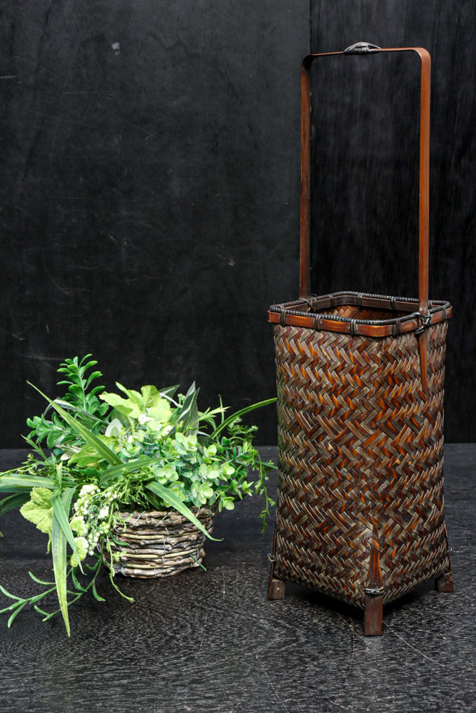 角カゴのすっきりとしたデザインの花カゴ　DC8096