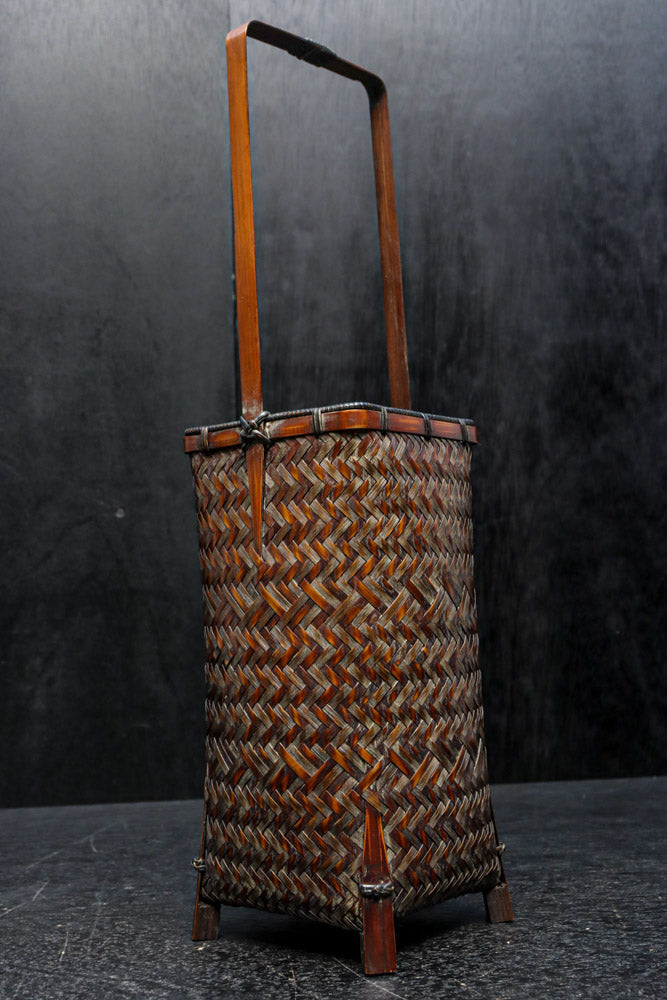 角カゴのすっきりとしたデザインの花カゴ　DC8096