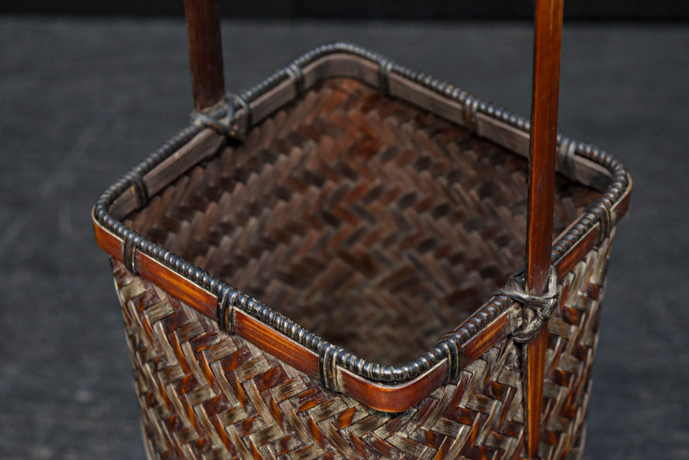 角カゴのすっきりとしたデザインの花カゴ　DC8096