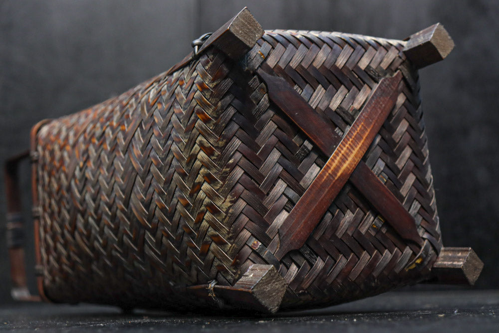 角カゴのすっきりとしたデザインの花カゴ　DC8096