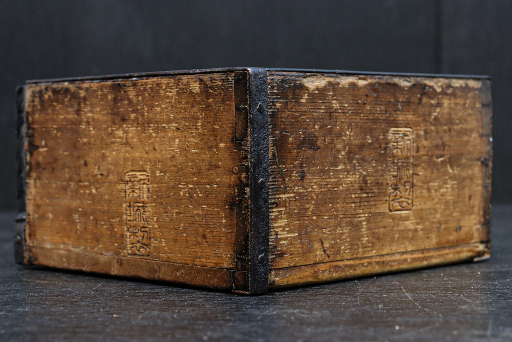 古色の色合いで味わいある帯鉄縁作りの角型マス　DC8097ab　在庫(a:0 b:1)個