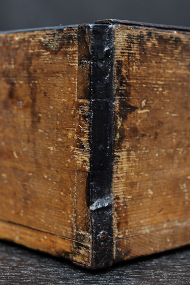 古色の色合いで味わいある帯鉄縁作りの角型マス　DC8097ab　在庫(a:0 b:1)個