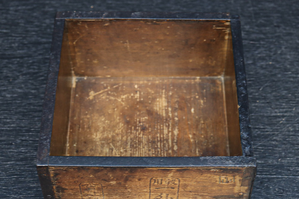 古色の色合いで味わいある帯鉄縁作りの角型マス　DC8097ab　在庫(a:0 b:1)個