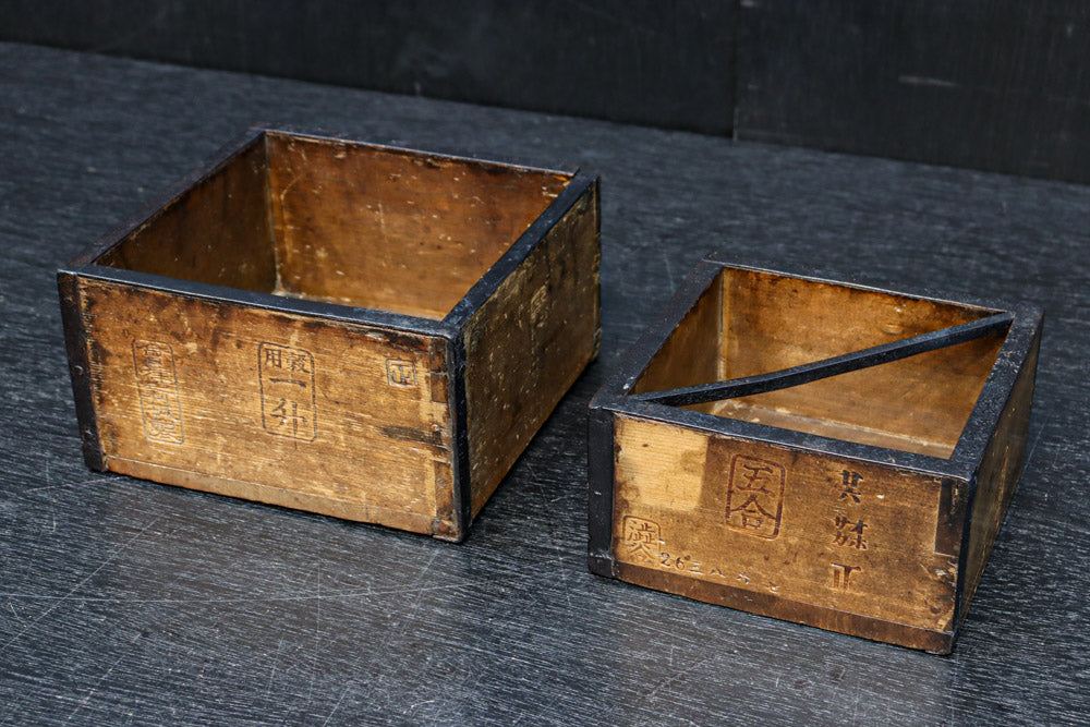 古色の色合いで味わいある帯鉄縁作りの角型マス　DC8097ab　在庫(a:0 b:1)個