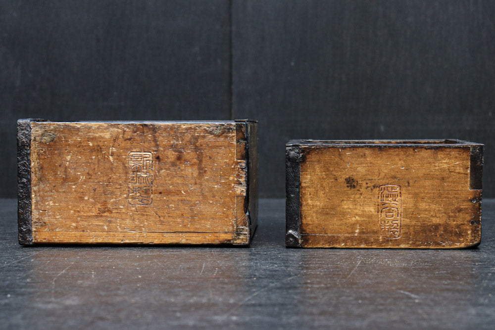 古色の色合いで味わいある帯鉄縁作りの角型マス　DC8097ab　在庫(a:0 b:1)個