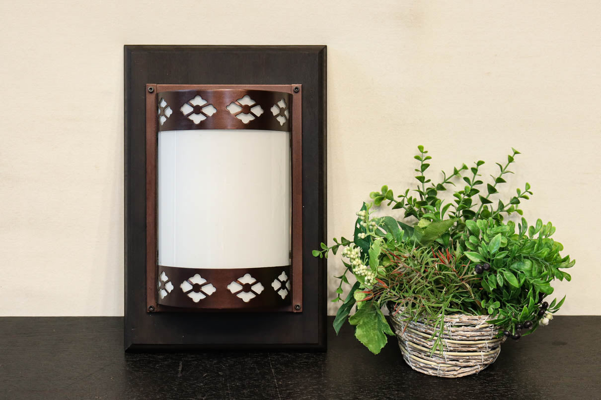 菊菱装飾金具で和の風情ある玄関灯(台座付き)　DC8102