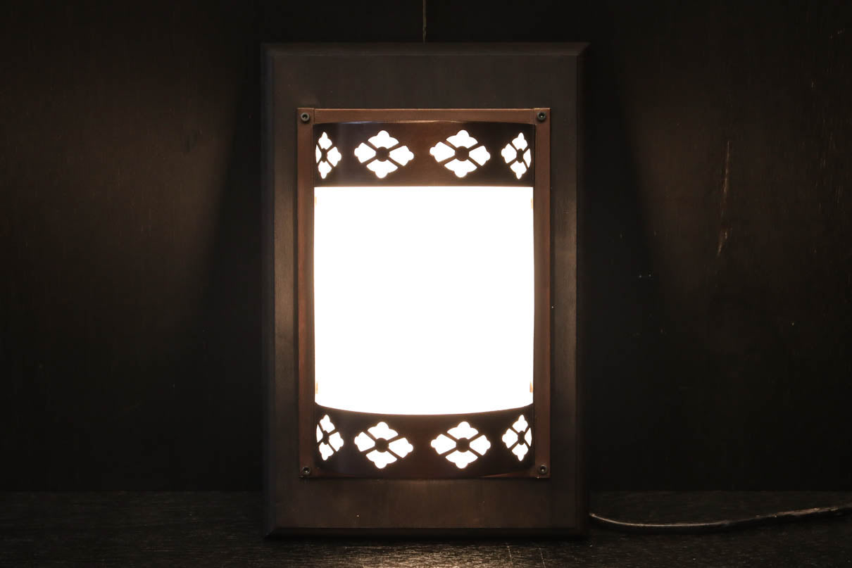 菊菱装飾金具で和の風情ある玄関灯(台座付き)　DC8102