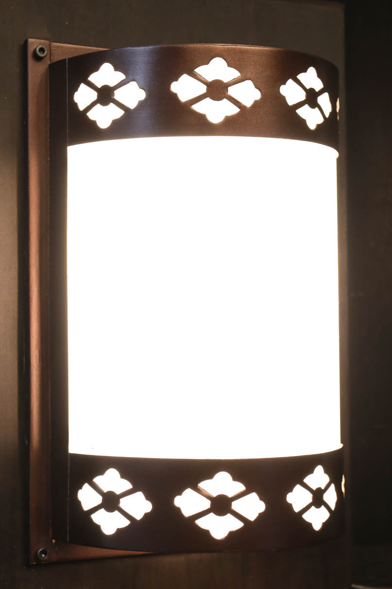 菊菱装飾金具で和の風情ある玄関灯(台座付き)　DC8102
